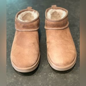 Ugg women’s ultra mini size 7 in chestnut. Well loved and taken care of